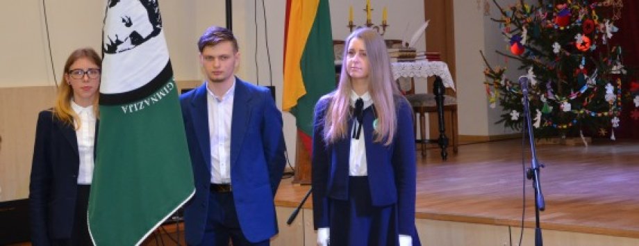 Baltosios Vokės E. Ožeškovos gimnazijoje – nauja vėliava