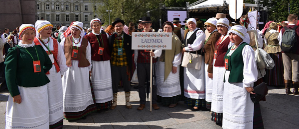 Baltosios Vokės etnografinio kolektyvo ,,Lalymka” pasirodymas Dainų šventėje