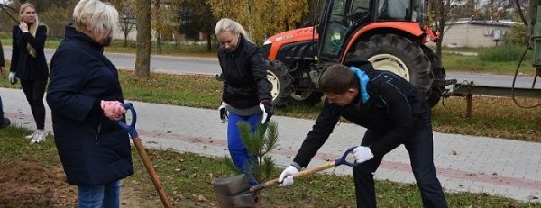 Šalčininkuose pasodinta Nepriklausomybės alėja