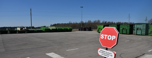 Atliekų surinkimo aikštelė, kurioje žydi gėlės 